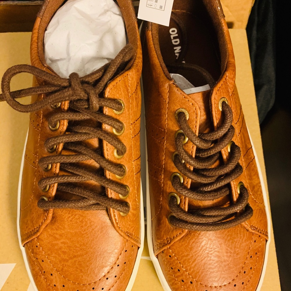 Old Navy - BRAND NEW SIZE 4 shoes - Boys!